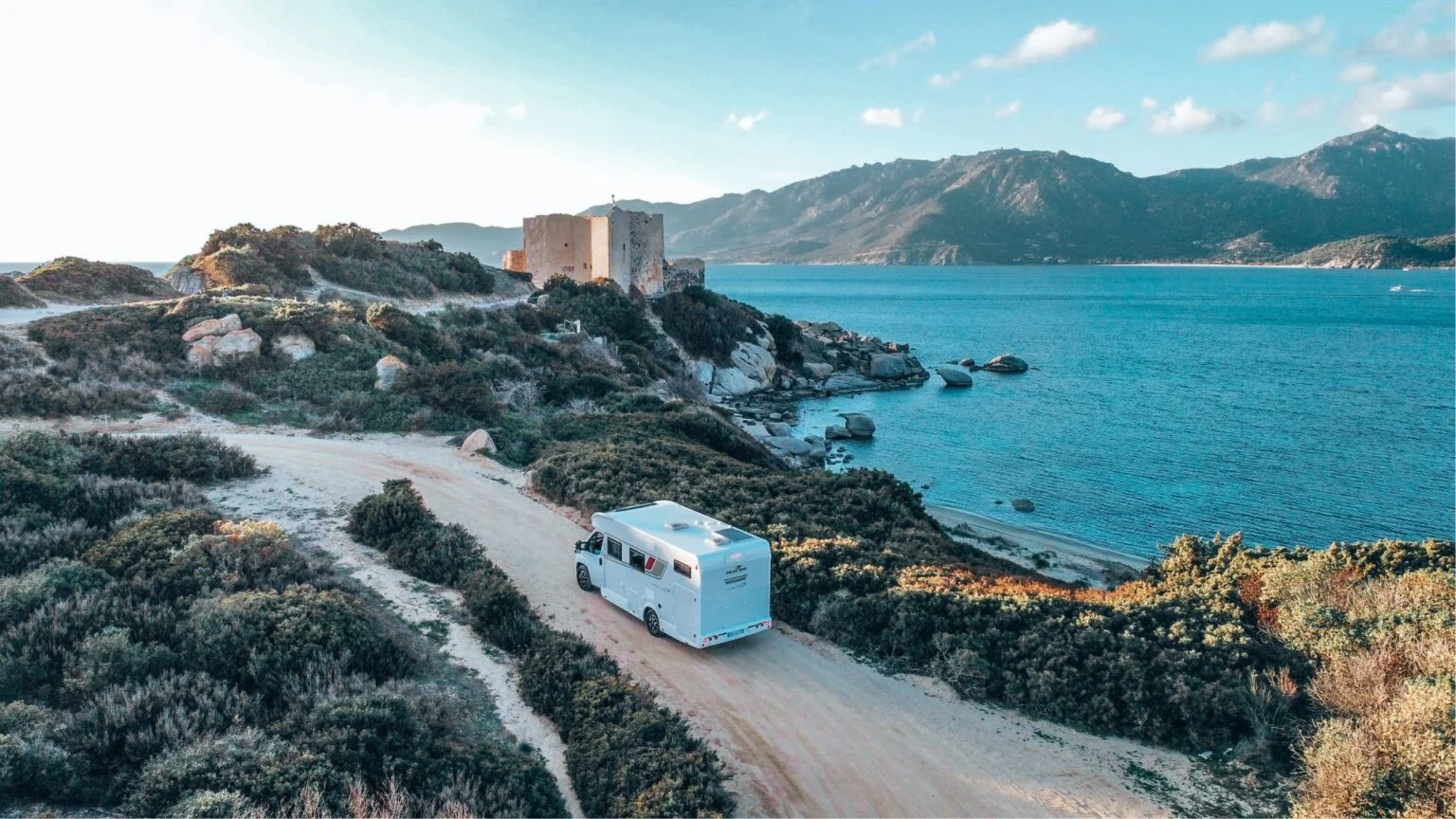 Gezin in camper op weg in Spanje”